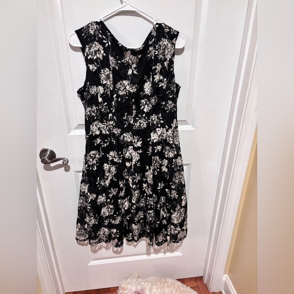 Danny & Nicole Black and White Lace Dress Size 16 - Picture 1 of 3